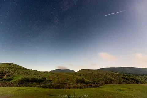 擎天崗草坡銀河與流星夜空 封面