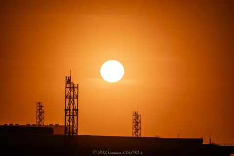 夕陽火球與工業鐵塔剪影 封面
